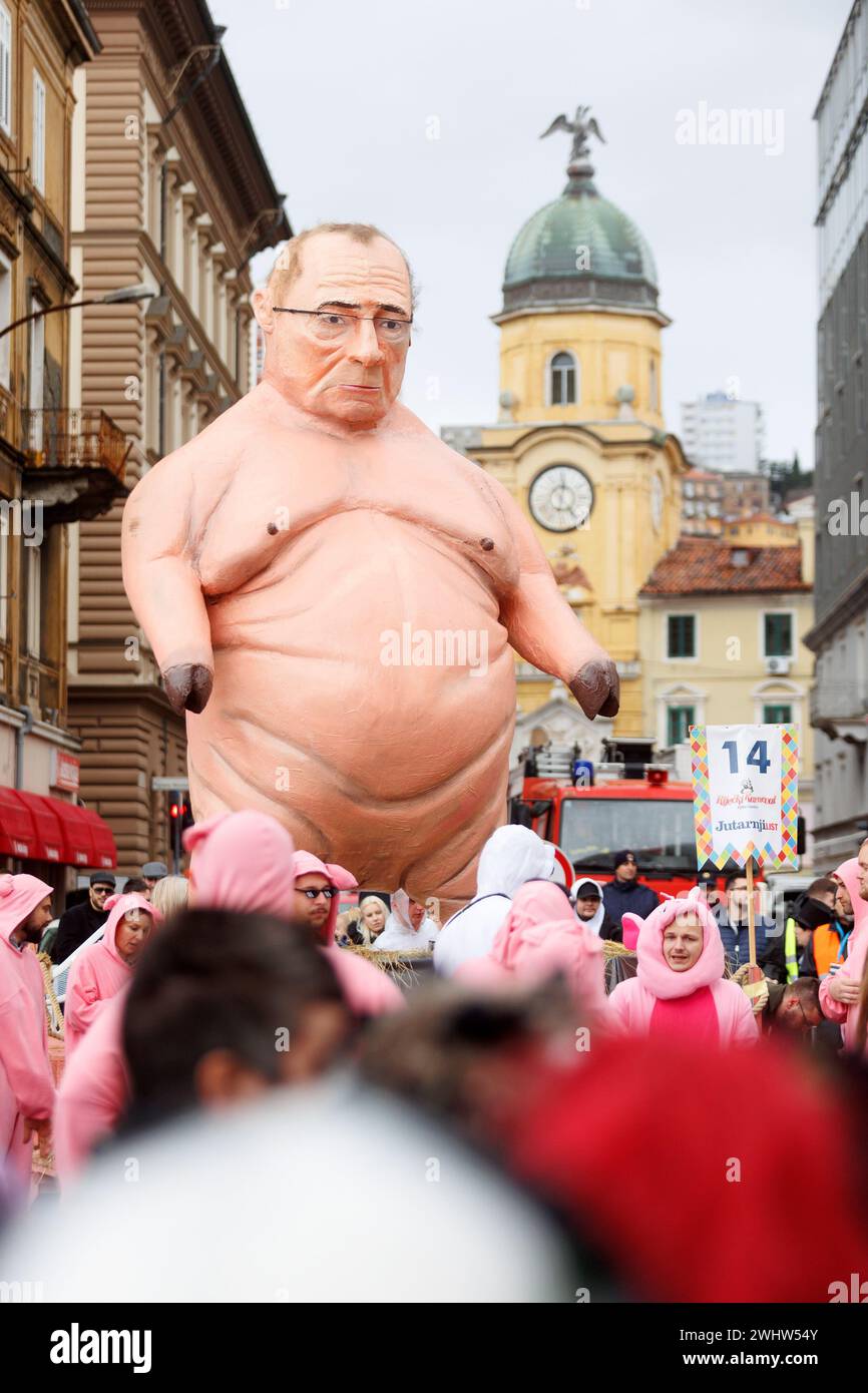 Le persone in costume partecipano alla Parata Internazionale del Carnevale durante il 41° Carnevale di fiume, a Rijeka, Croazia, l'11 febbraio 2024. Processione internazionale di carnevale del Carnevale di fiume, a cui partecipano 93 gruppi mascherati e più di novemila maschere con 59 carri allegorici. Foto: Nel Pavletic/PIXSELL credito: Pixsell/Alamy Live News Foto Stock