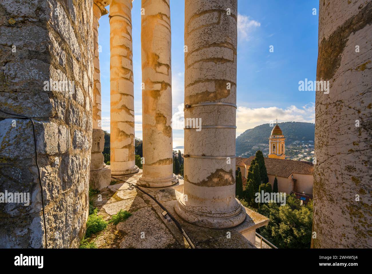 Vista dall'interno delle colonne in cima all'antico Trofeo Romano di Augusto, monumento del Mar Mediterraneo e chiesa di la Turbie, Francia. Foto Stock