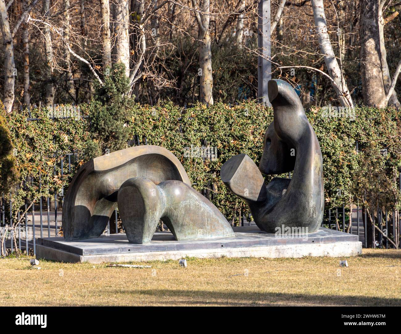 Henry Moore, tre pezzi sdraiati Figura: Drappeggiato 1975, giardino del Museo di Arte Contemporanea di Teheran, Iran Foto Stock