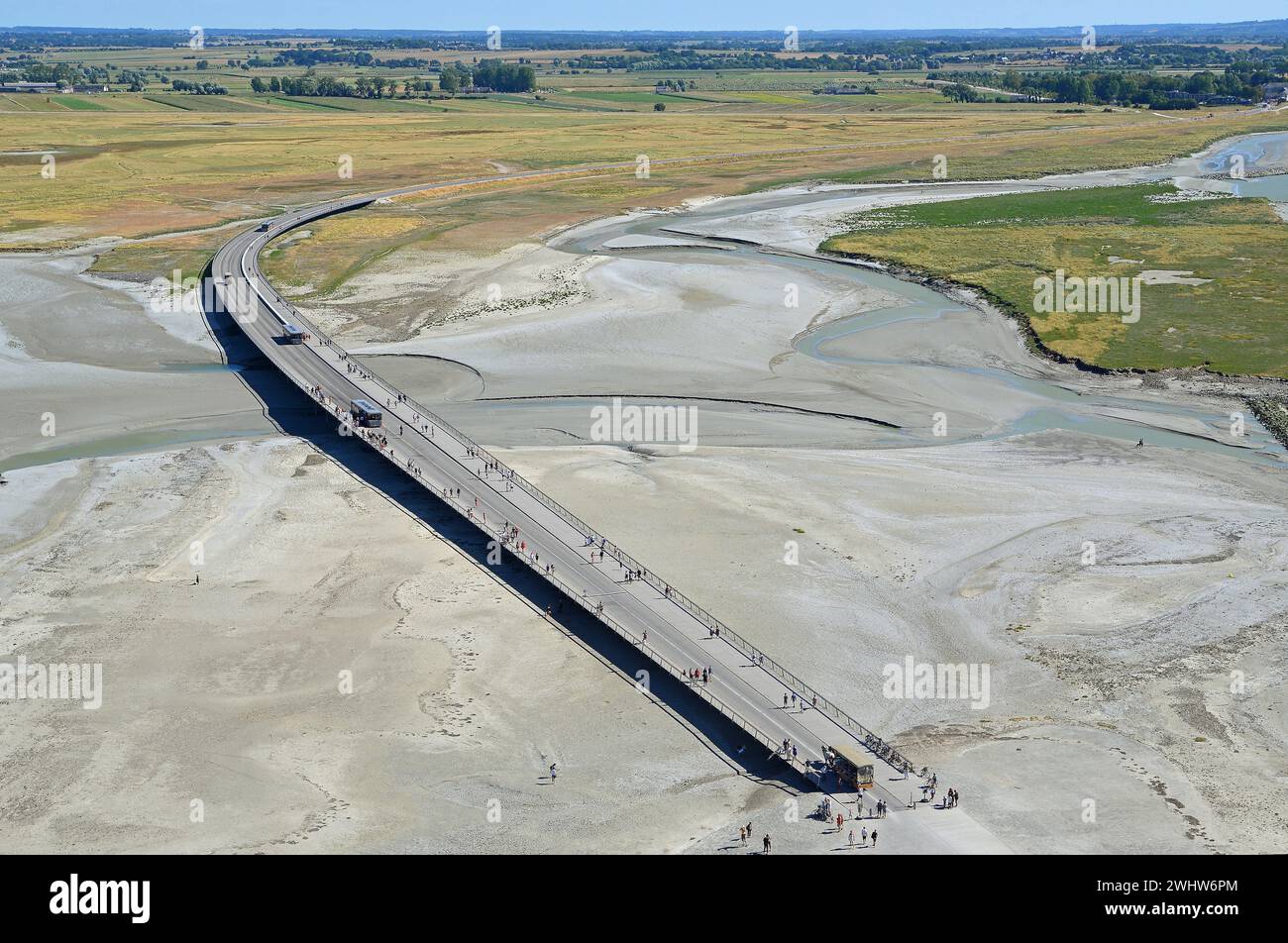 Ponte di accesso e fiume Couesnon, Mont-Saint-Michel, Normandia, Francia Foto Stock