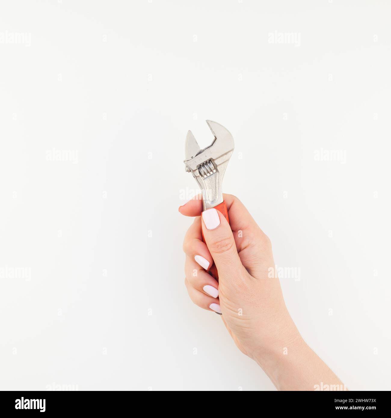 Chiave per impugnare le mani femmina su sfondo bianco Foto Stock
