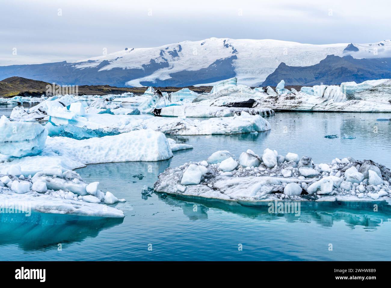 Le incredibili acque blu della Laguna del Ghiacciaio (Jökulsárlón) in Islanda Foto Stock