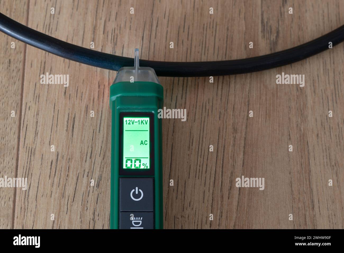 Rilevatore di tensione CA, strumento per il controllo dell'elettricità nei cavi elettrici senza contatto diretto, lo strumento segnala l'assenza di elettricit Foto Stock