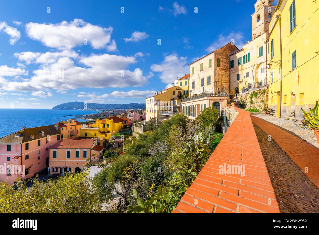 Una terrazza si affaccia sul blu del Mar Mediterraneo nella cittadina medievale di Cervo, in provincia di Imperia, lungo la costa ligure. Foto Stock