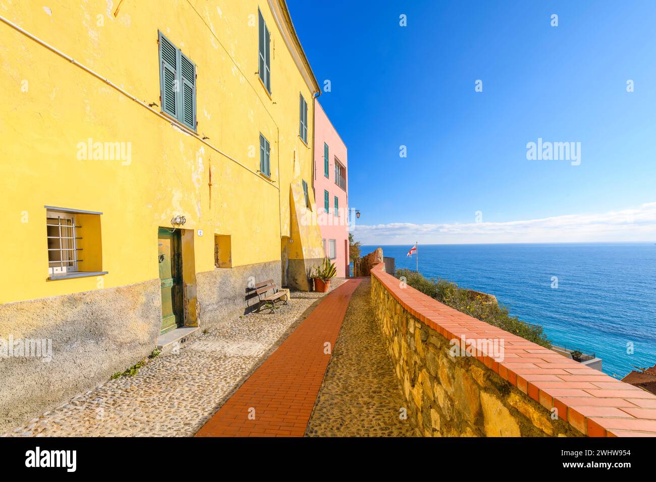 Una terrazza si affaccia sul blu del Mar Mediterraneo nella cittadina medievale di Cervo, in provincia di Imperia, lungo la costa ligure. Foto Stock