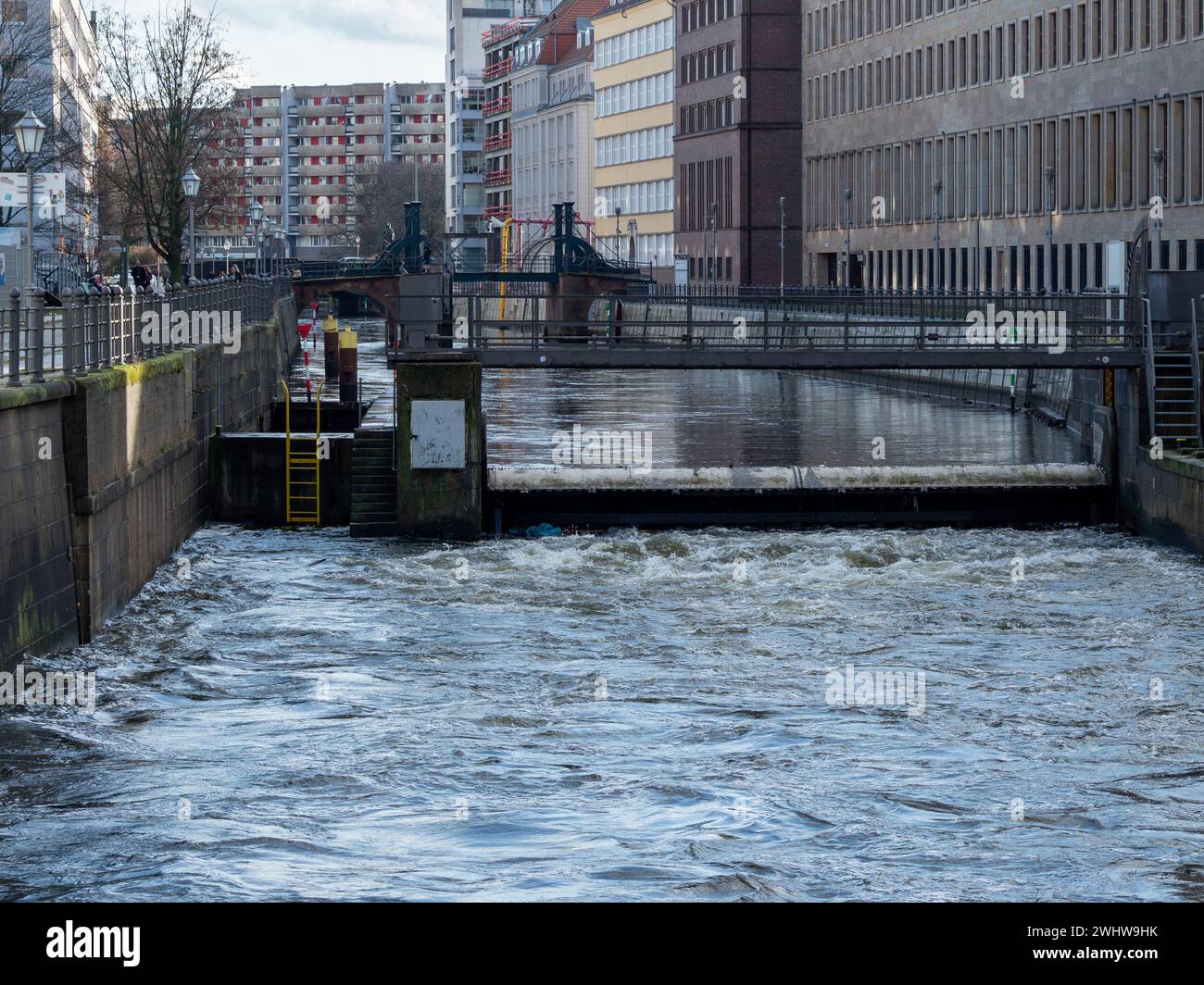 Un gateway per regolare il livello dell'acqua nel canale. Primo piano del cancello di controllo dell'acqua. Foto Stock