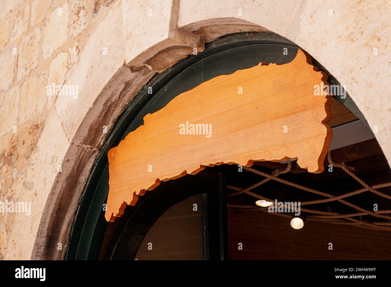 Tavola rustica in legno per la promozione del logo all'ingresso del negozio, stile rustico Foto Stock