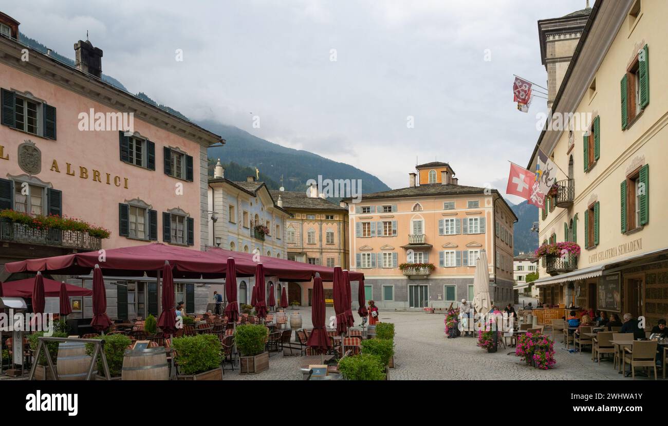 Poschiavo, Svizzera - 14 ottobre 2023: Piazza storica circondata da vecchi edifici Foto Stock