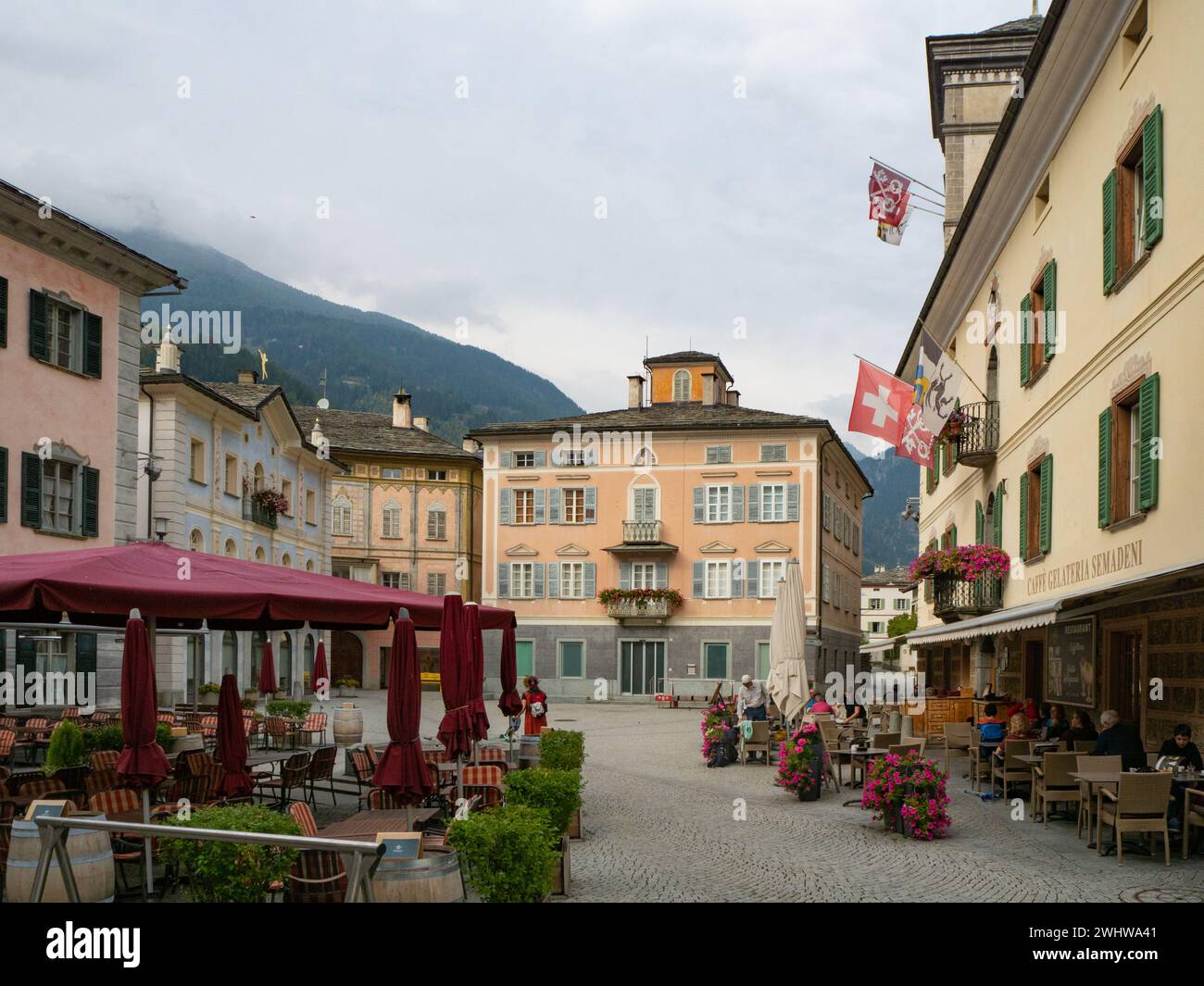 Poschiavo, Svizzera - 14 ottobre 2023: Piazza storica circondata da vecchi edifici Foto Stock