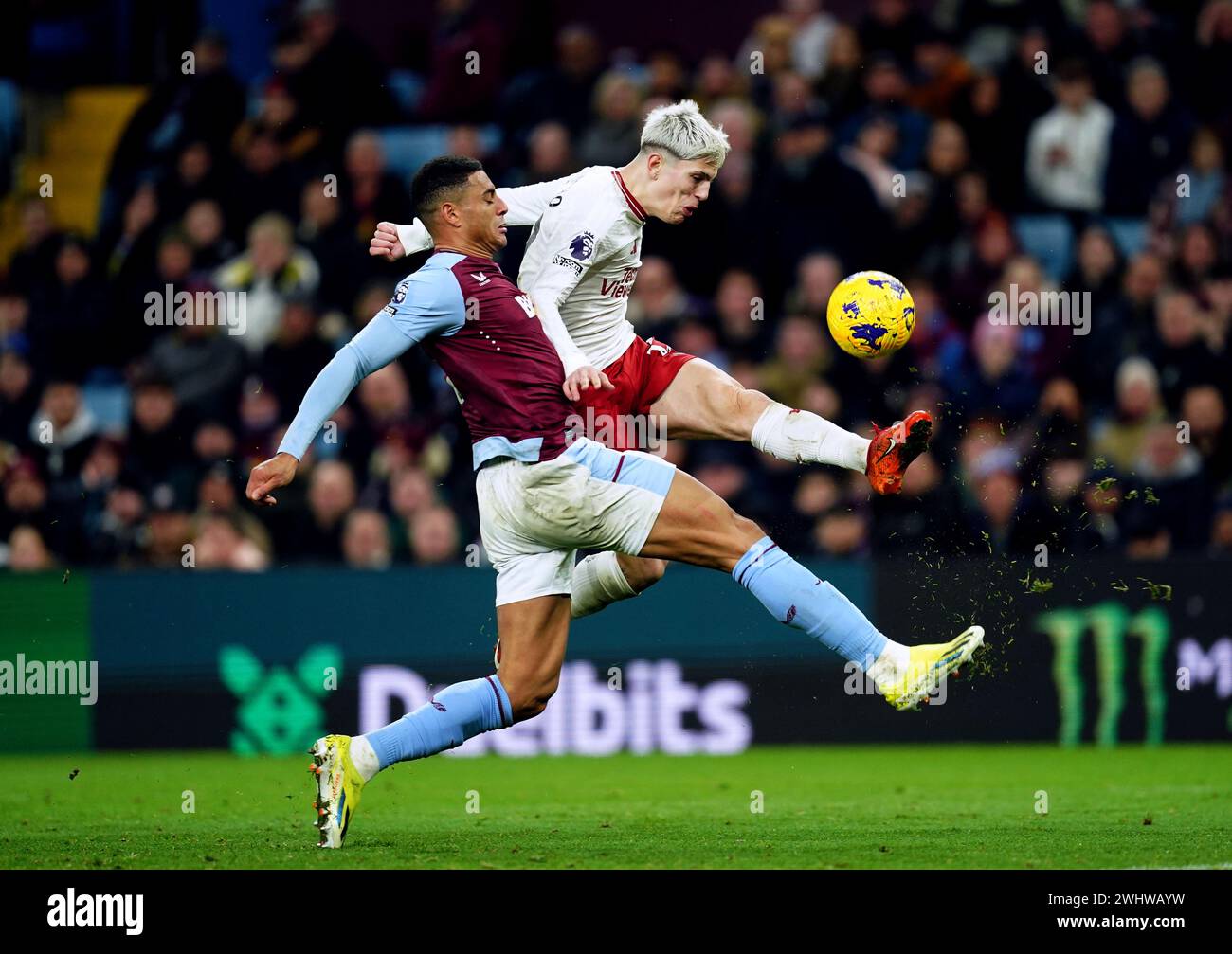 Alejandro Garnacho (a destra) del Manchester United tenta di superare Diego Carlos dell'Aston Villa durante la partita di Premier League a Villa Park, Birmingham. Data foto: Domenica 11 febbraio 2024. Foto Stock