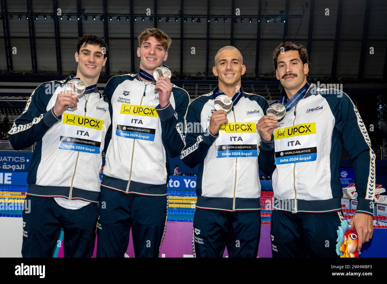 Doha, Qatar. 11 febbraio 2024. Gli atleti del team Italia Lorenzo Zazzeri, Alessandro Miressi, Paolo Conte Bonin, Manuel frigo mostrano la medaglia d'argento dopo aver gareggiato nel nuoto 4x100 m. Freestyle staffetta maschile al 21° Campionato Mondiale di Aquatics all'Aspire Dome di Doha (Qatar), 11 febbraio 2024. Crediti: Insidefoto di andrea staccioli/Alamy Live News Foto Stock