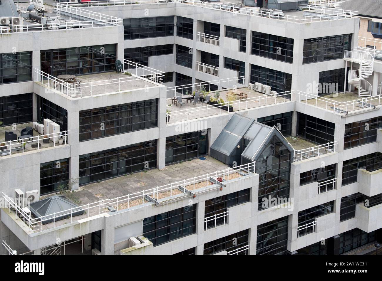 Moderno edificio di grattacielo bianco. Giardino sul tetto Foto Stock