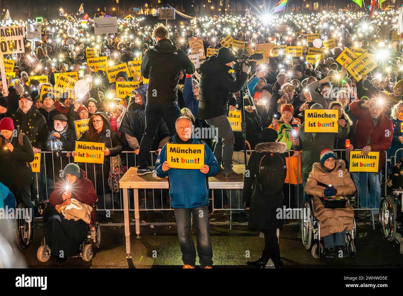 Lichtermeer für Demokratie, Kundgebung gegen Rassismus, Antisemitismus und Hetze, Theresienwiese, München, 11. febbraio 2024 Deutschland, München, 11. Febbraio 2024, Lichtermeer für Demokratie, Kundgebung gegen Rassismus, Antisemitismus und Hetze, ca. 100,000 Teilnehmer mit Lichtern auf der Theresienwiese, ab 18 Uhr, Veranstalter Fridays for Future und ein breites Aktionsbündnis zivilgesellschaftlicher Initiativen und Organisationen, dabei Lichterkette e.V., Bellevue di Monaco, München ist bunt und vielen mehr, ** Sea of Lights for Democracy, Rally against razzism, anti-Semitism and speech Foto Stock