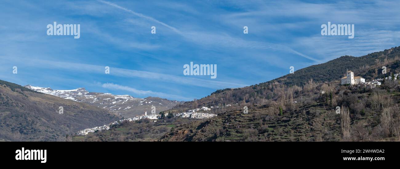 Vista del pittoresco villaggio di Granada di Capileira (1436 m di altitudine) nell'Alpujarra in una soleggiata mattina d'inverno Foto Stock