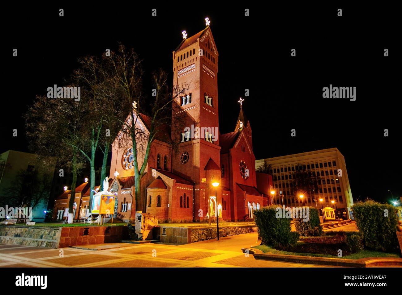 Chiesa cattolica di St Simon e Helena in Piazza indipendenza a Minsk, Bielorussia di notte. Foto Stock