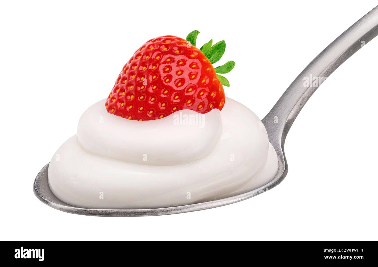 Yogurt alla fragola in cucchiaio isolato su sfondo bianco Foto Stock