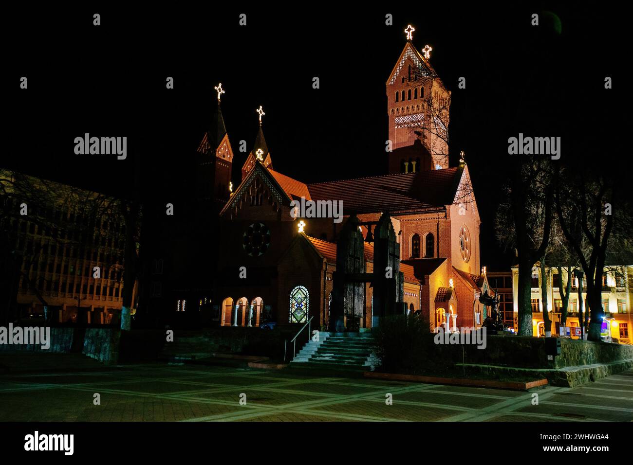 Chiesa cattolica di St Simon e Helena in Piazza indipendenza a Minsk, Bielorussia di notte. Foto Stock