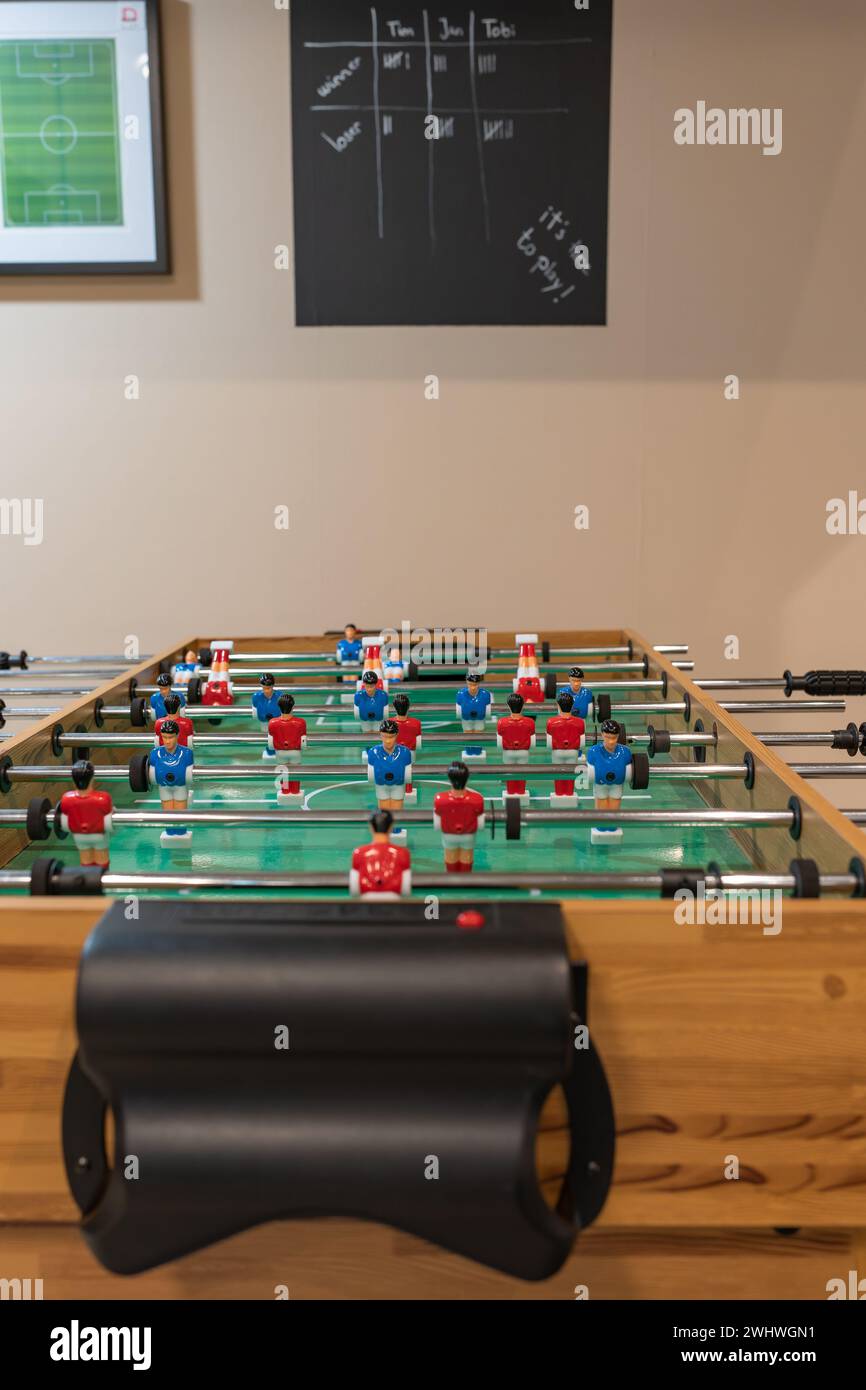 Una stanza per bambini con una partita di calcio da tavolo. Una sala giochi con giochi da tavolo. Calcio. Foto Stock