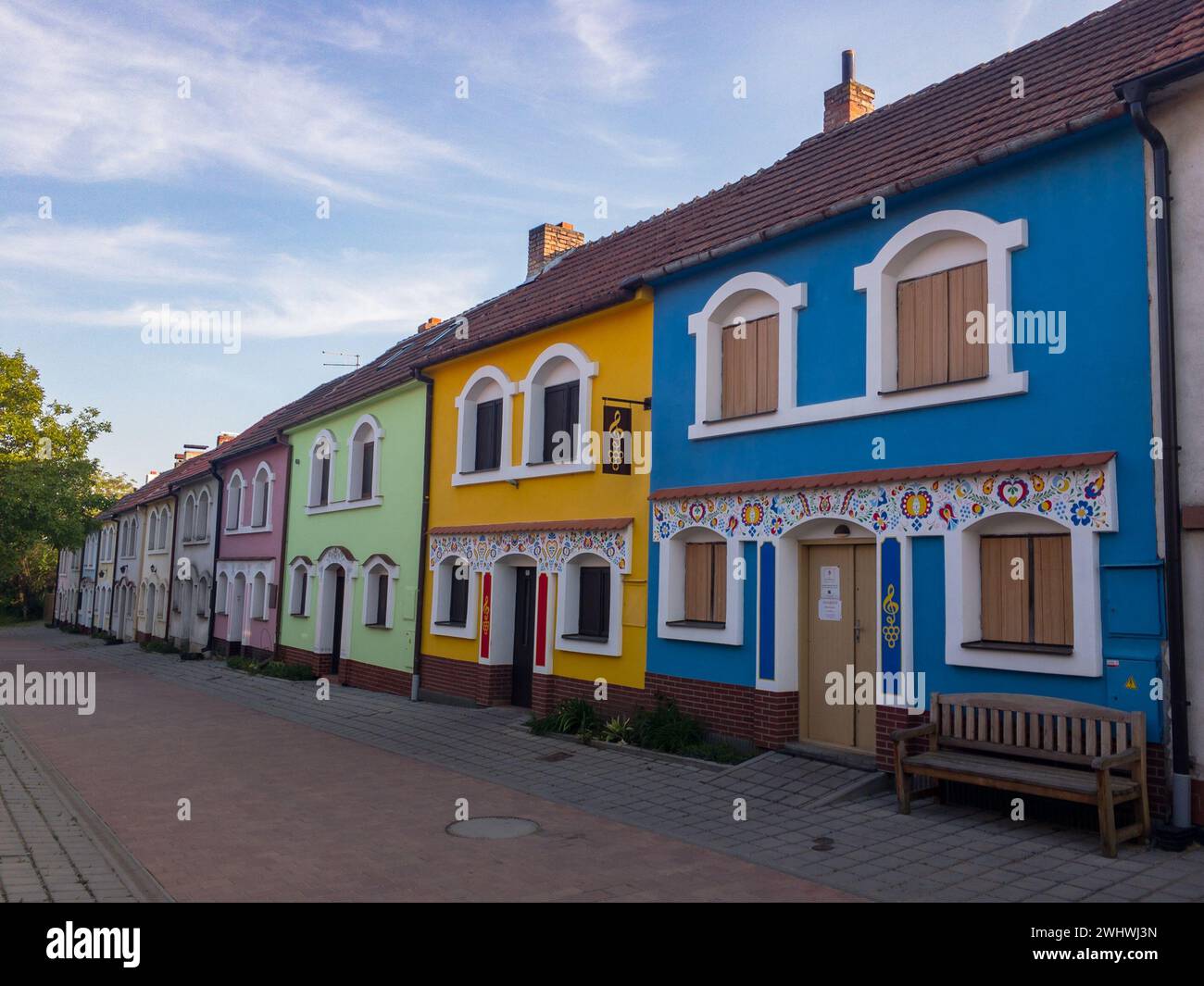 PRUSANKY, REPUBBLICA CECA - 18 MAGGIO 2019: Cantine colorate e decorate nella Moravia meridionale Foto Stock