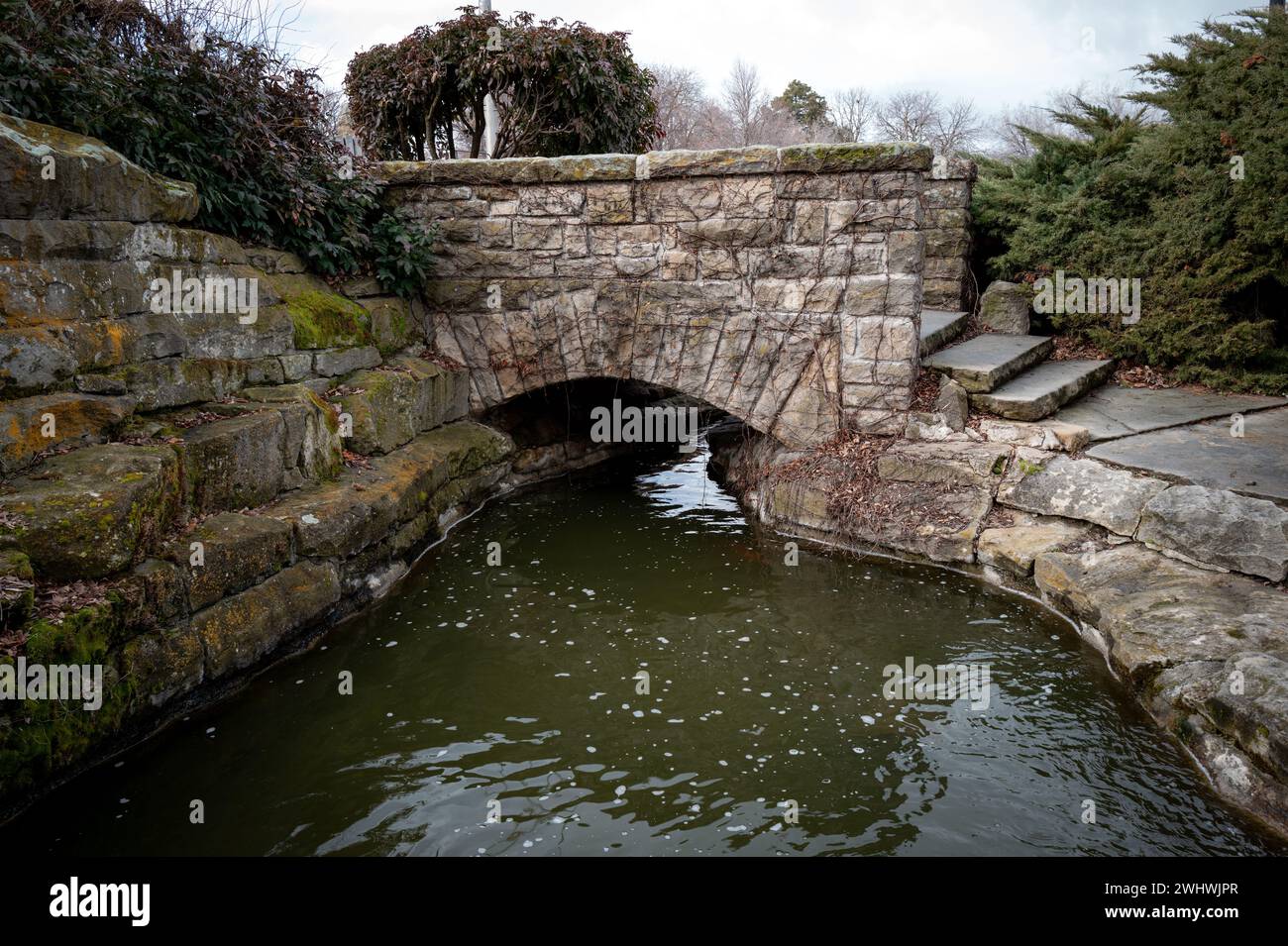 Il ponte artificiale conduce su un torrente del parco cittadino a Boise, Idaho Foto Stock