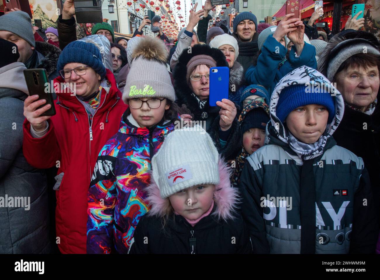 Mosca, Russia. 10 febbraio 2024. Il popolo russo assiste a una performance di attori di strada cinesi durante il Festival del capodanno cinese in Kamergersky Lane a Mosca, Russia Foto Stock