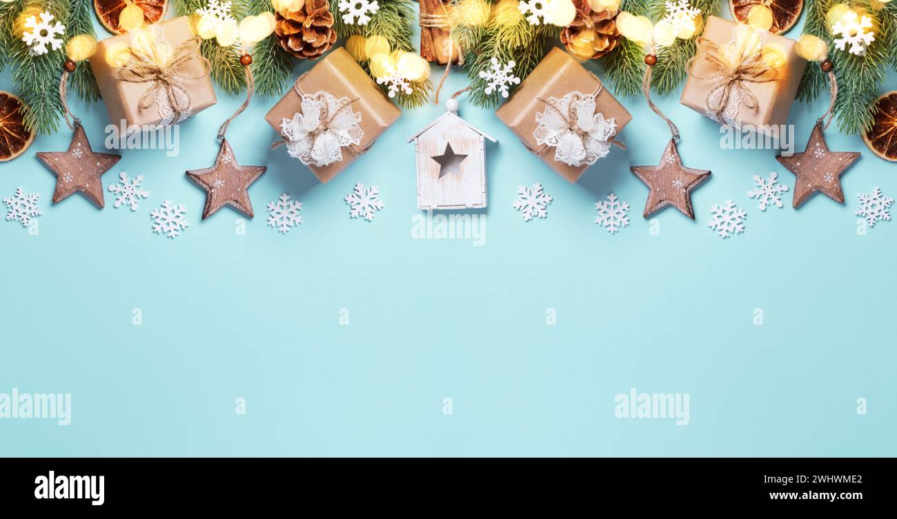 Banner di Natale o Capodanno zero rifiuti. Confezioni sostenibili per regali e baule natalizie naturali bordo, spazio copia Foto Stock