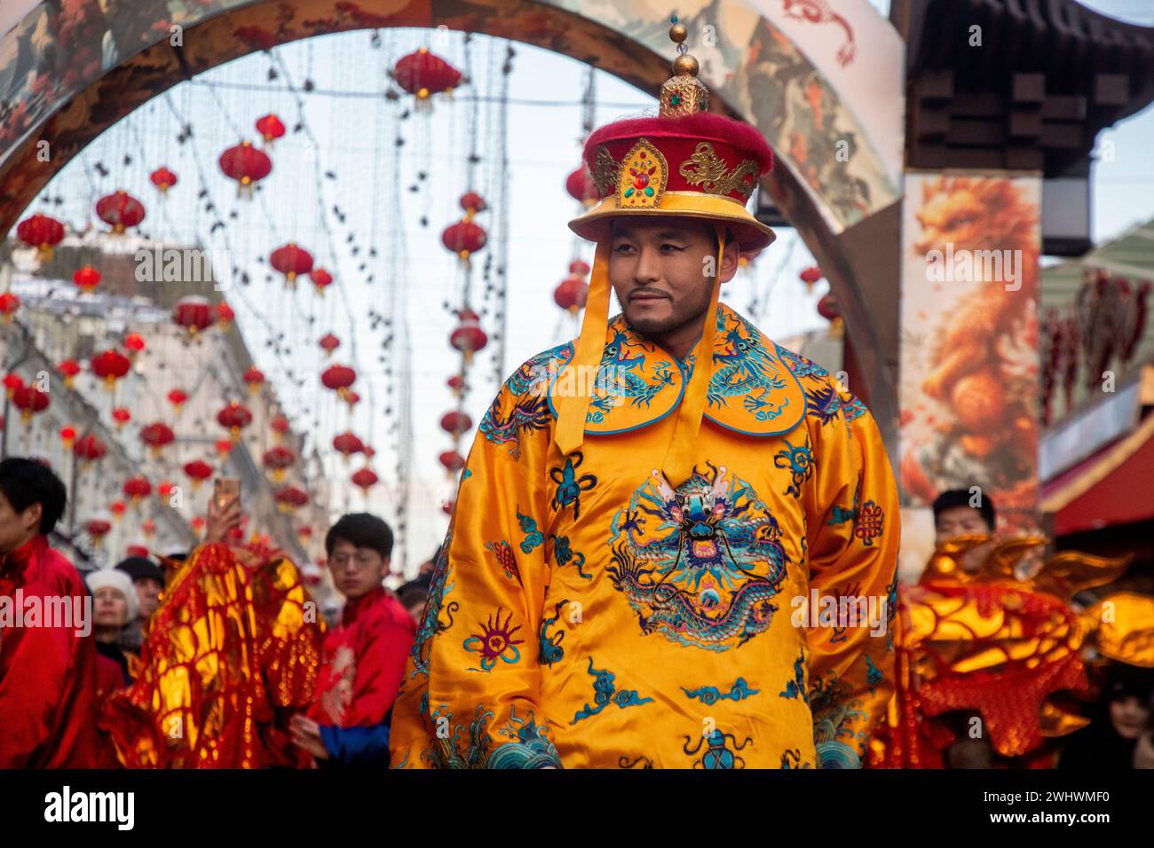 Mosca, Russia. 10 febbraio 2024. Un uomo cinese che indossa il costume dell'imperatore cinese si esibisce in una strada durante il Festival del capodanno cinese nel vicolo Kamergersky a Mosca, in Russia Foto Stock