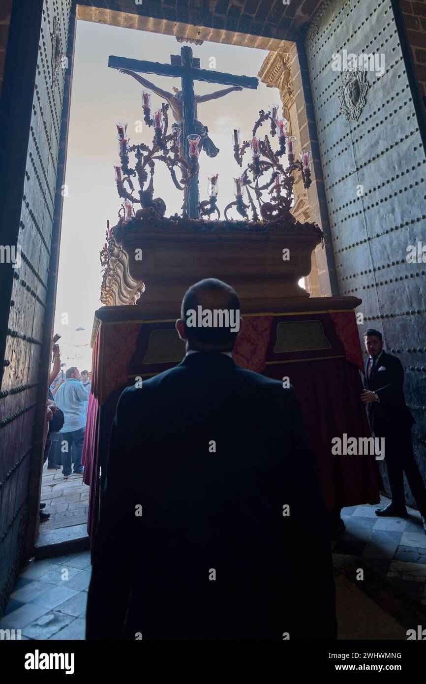 Jerez de la Frontera, Spagna - 11 febbraio 2024: Processione religiosa in un'atmosfera cupa nella cattedrale di Jerez de la Frontera per l'occasione Foto Stock