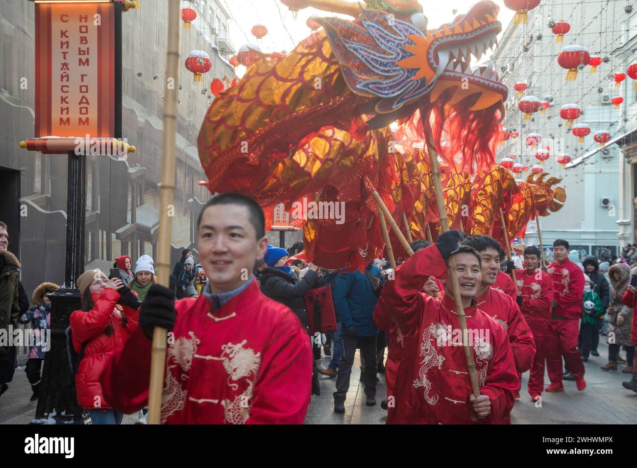 Mosca, Russia. 10 febbraio 2024. Gli artisti eseguono una danza del drago durante la celebrazione del capodanno lunare cinese in una strada durante il Festival del capodanno cinese a Mosca in Kamergersky Lane, Russia Foto Stock
