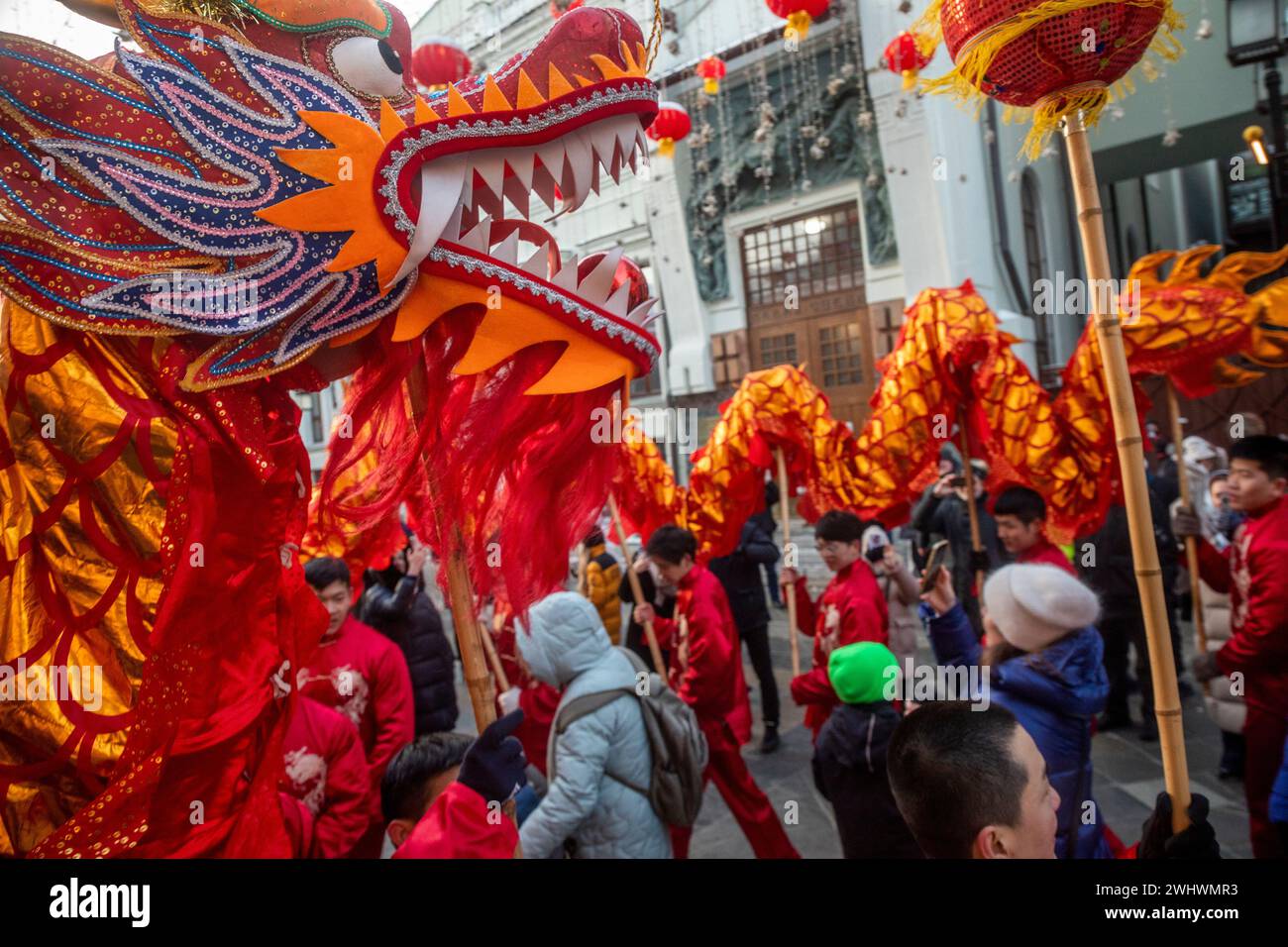 Mosca, Russia. 10 febbraio 2024. Gli artisti eseguono una danza del drago durante la celebrazione del capodanno lunare cinese in una strada come parte del Festival del capodanno cinese a Mosca in Kamergersky Lane, Russia Foto Stock