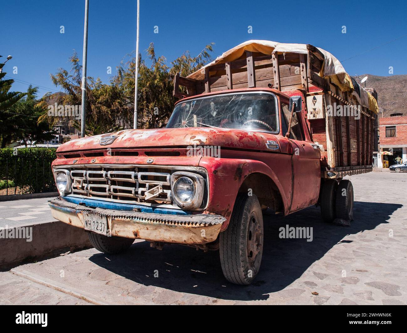 Vecchio furgone FORD a Cabanoconde, Perù Foto Stock