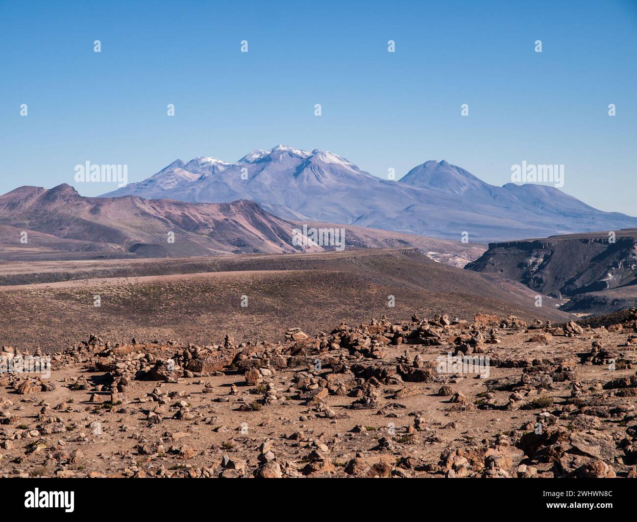 Fotografia paesaggistica del punto panoramico di Colca a più di 4.000 metri di altitudine con la cima delle montagne andine innevate, in Perù Foto Stock