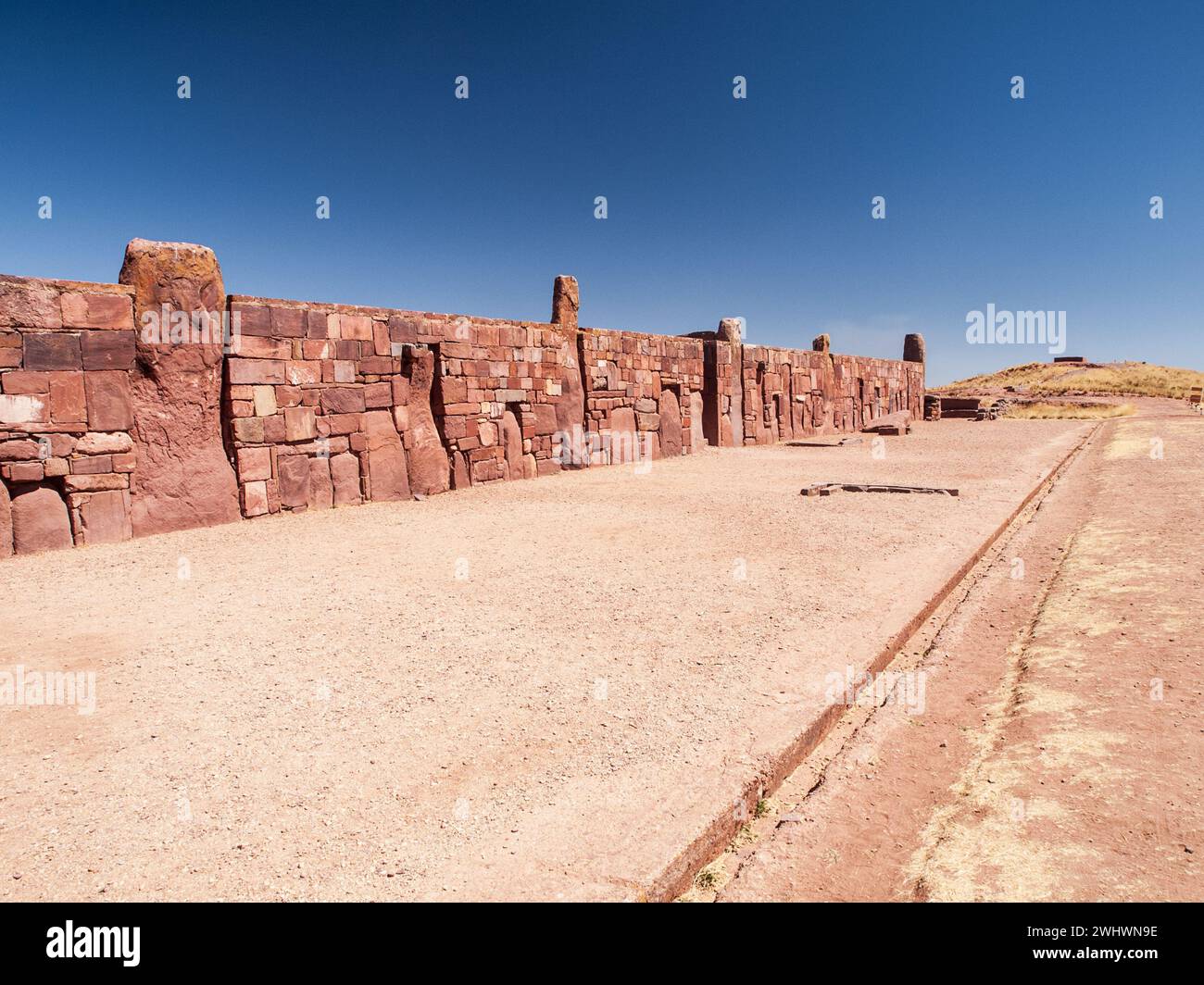 Resti archeologici e sculture della civiltà Tiahuanaco nel complesso Puma Punku, Bolivia Foto Stock Resti archeologici e sculture della civiltà Tiahuanaco nel complesso Puma Punku, Bolivia Foto Stock