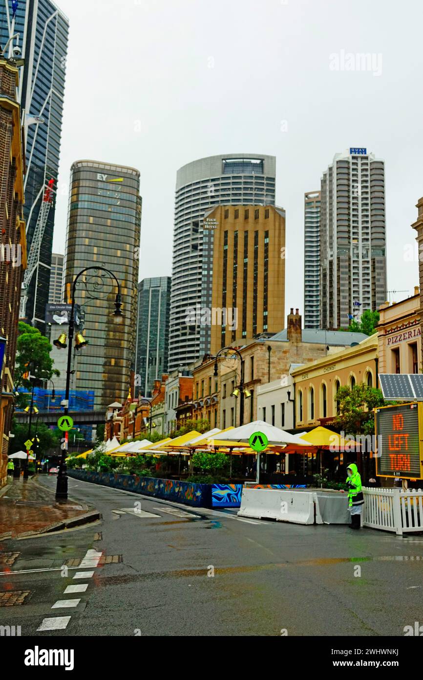 Skyline di Sydney Australia da St George Street nella zona di Rocks Foto Stock