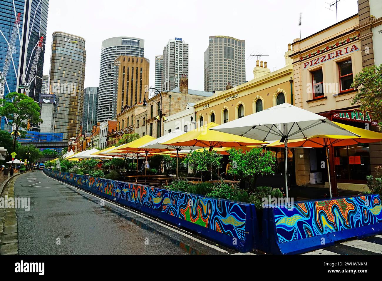 Skyline di Sydney Australia da St George Street nella zona di Rocks Foto Stock