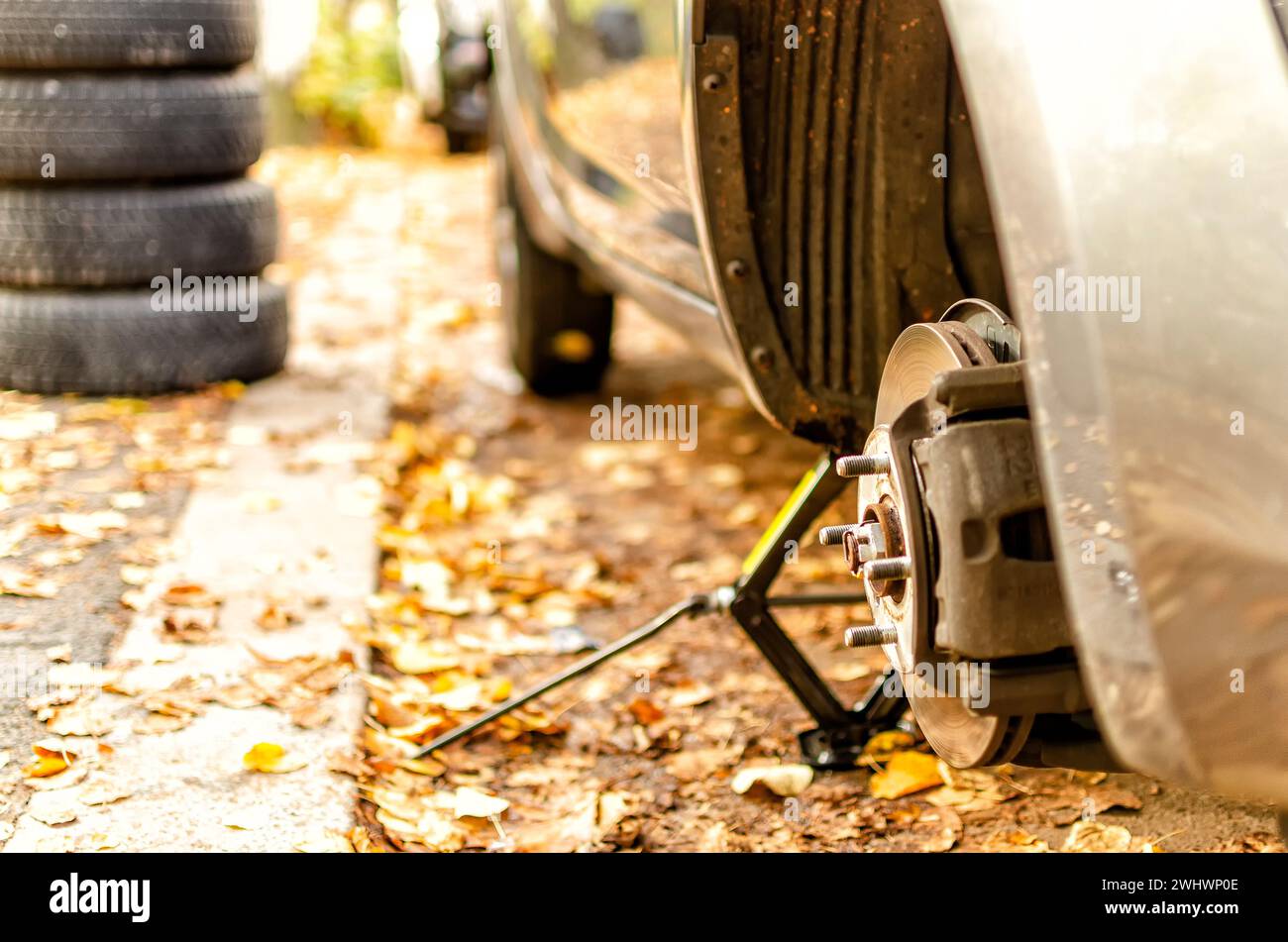 Sostituzione degli pneumatici su un'auto Foto Stock