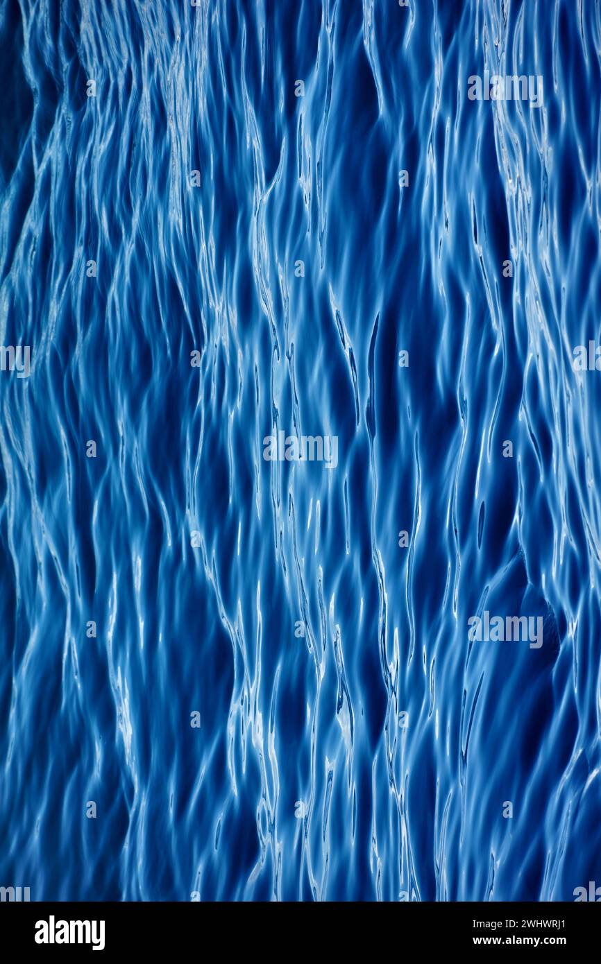 Illustrazione blu astratto ruvida e a motivi geometrici, foto ravvicinata della superficie marina Foto Stock