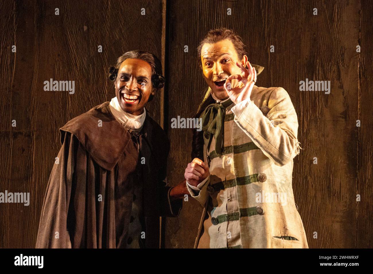 l-r: Innocent Masuku (Conte Almaviva), Charles Rice (Figaro) nel BARBIERE DI SIVIGLIA all'English National Opera (ENO), London Coliseum, Londra WC2 12/02/2024 musica: Gioachino Rossini libretto: Cesare Sterbini direttore: Roderick Cox design: Tanya McCallin illuminazione originale: Tom Mannings direttore originale: Jonathan Miller Foto Stock