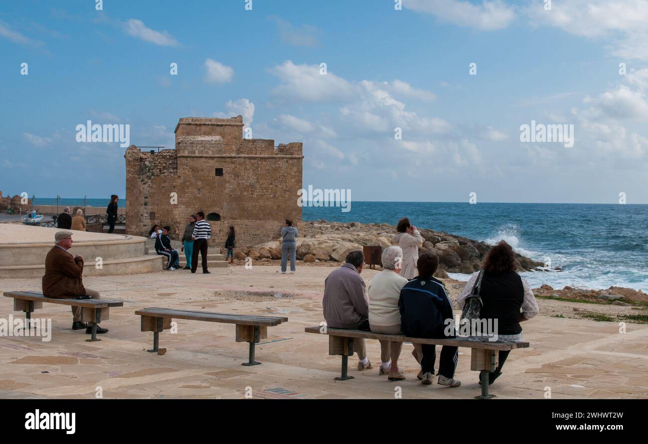 Turisti che si godono il paesaggio nella zona del castello di paphos a cipro Foto Stock