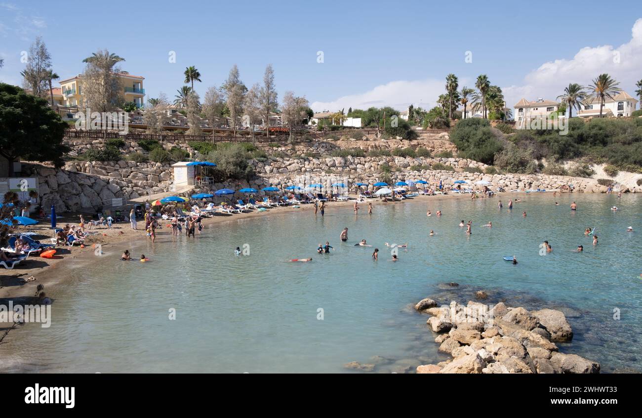 Persone che prendono il sole e nuotano nel mare. Persone in vacanza. Spiaggia di Malama Protaras Cipro Foto Stock