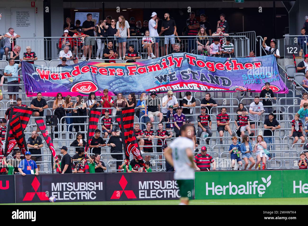 Sydney, Australia. 11 febbraio 2024. I tifosi dei Western Sydney Wanderers mostrano il loro sostegno prima della partita A-League Men Rd16 tra i Wanderers e i Newcastle Jets al CommBank Stadium l'11 febbraio 2024 a Sydney, Australia Credit: IOIO IMAGES/Alamy Live News Foto Stock