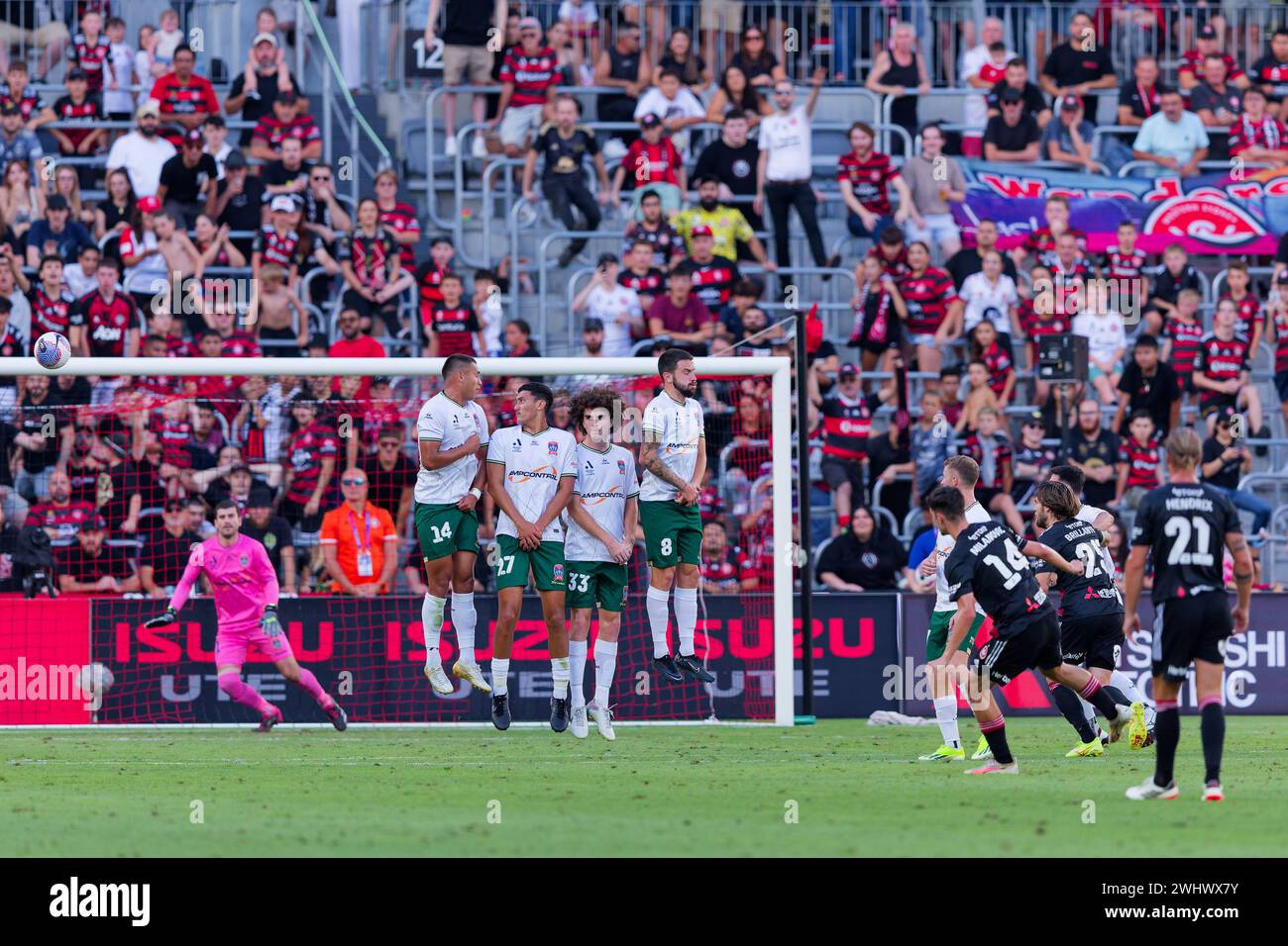 Sydney, Australia. 11 febbraio 2024. I giocatori dei Newcastle Jets formano un muro per bloccare un calcio di rigore durante la partita A-League Men Rd16 tra i Wanderers e i Newcastle Jets al CommBank Stadium l'11 febbraio 2024 a Sydney, Australia Credit: IOIO IMAGES/Alamy Live News Foto Stock