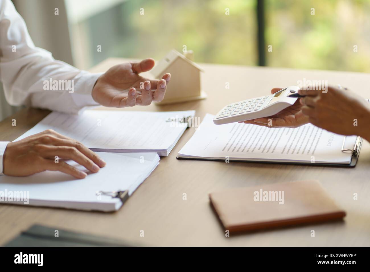 Documento del modulo di richiesta di consulenza da parte del responsabile vendite, considerando l'offerta di mutui ipotecari per l'assicurazione di auto e case. Immobili Foto Stock