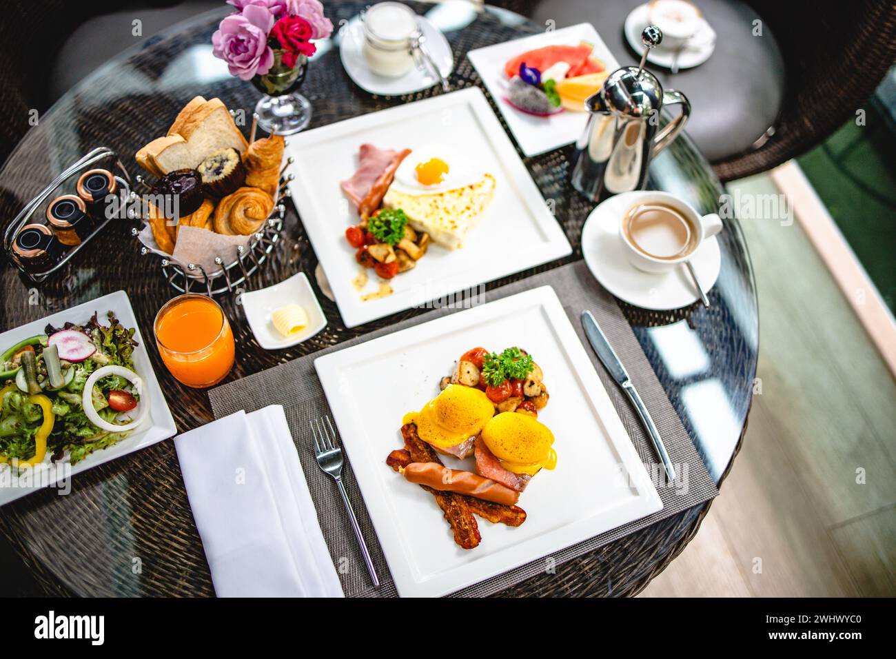 Colazione all'americana completa colazione abbondante e salutare servita su un tavolo con caffè. Colazione servita con caffè, patatine fritte all'inglese Foto Stock