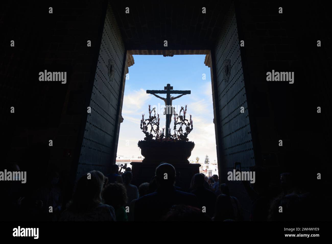 Jerez de la Frontera, Spagna - 11 febbraio 2024: Una emozionante processione della settimana Santa nella cattedrale di Jerez de la Frontera, Spagna. L'immagine viene acquisita Foto Stock