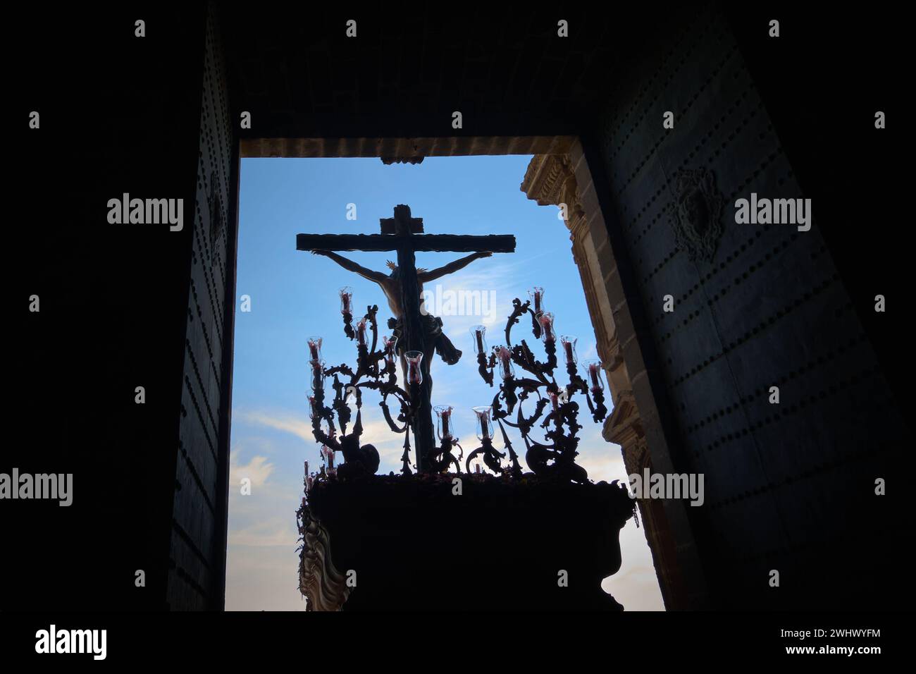 Jerez de la Frontera, Spagna - 11 febbraio 2024: Una emozionante processione della settimana Santa nella cattedrale di Jerez de la Frontera, Spagna. L'immagine viene acquisita Foto Stock