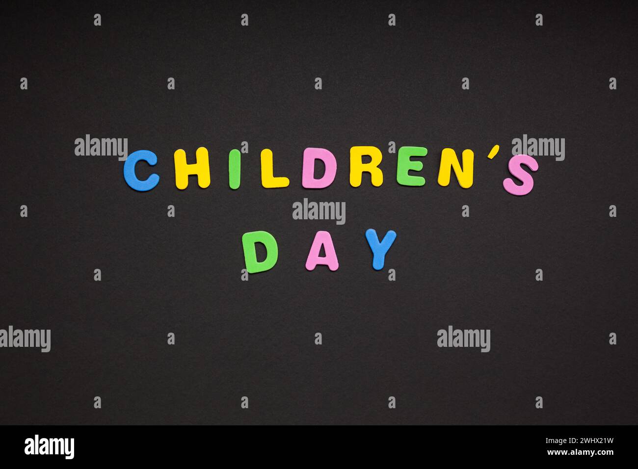 Giorno dei bambini scrivere su sfondo di carta nera Foto Stock