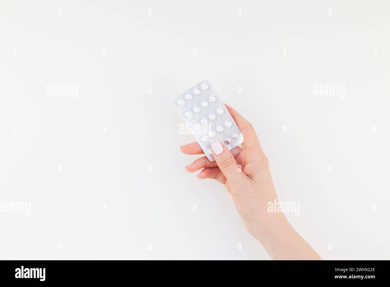 Mano femminile con pillole in blister Foto Stock