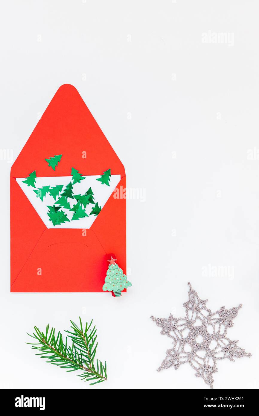 Motivo decorativo natalizio su sfondo bianco Foto Stock