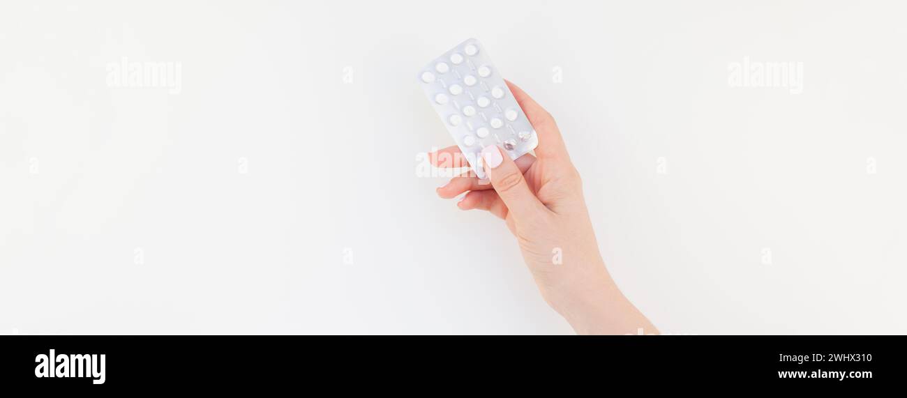 Mano femminile con pillole in blister Foto Stock
